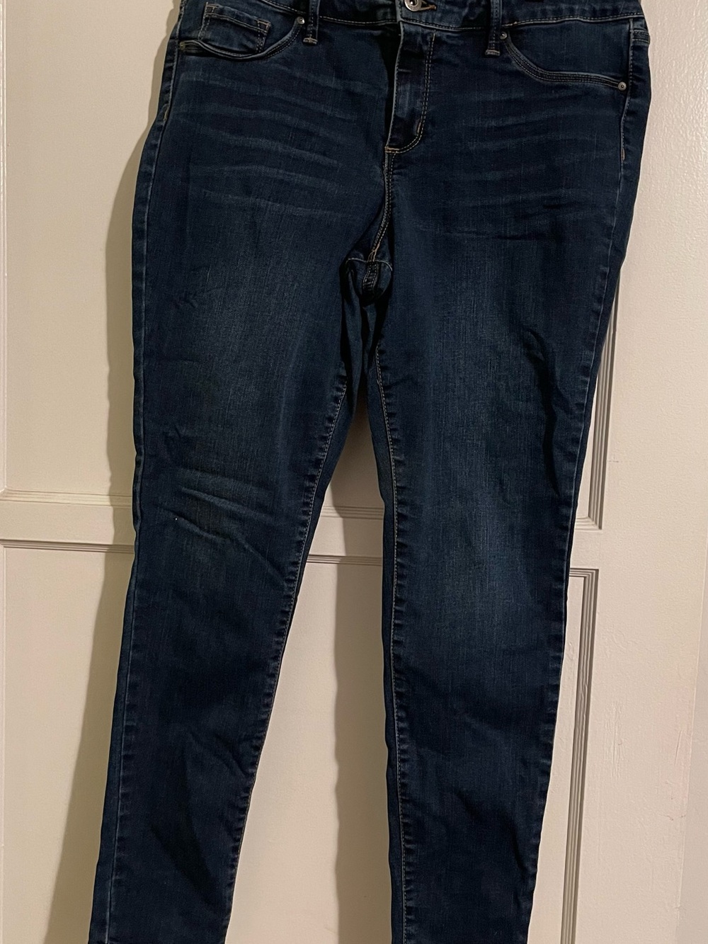 Jessica Simpson high-rise skinny jeans in a dark wash blue denim. Size 14/32